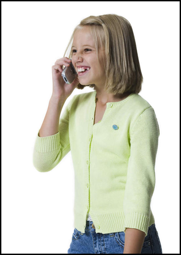 西方人,儿童,一个人,站,笑,打电话,微笑,露齿笑,竖图,室内,白天,白色背景,正面,纯洁,电话,手机,欧洲,欧洲人,仅一个女性,仅一个人,握,服装,注视,休闲装,通讯设备,小孩,衣服,观察,看,站着,仅一个小孩,休闲,休闲服,可爱,童年,童趣,握着,摄影,服饰,影棚,观看,察看,关注,童真,烂漫,无邪,一部,交流,天真,女孩,女人,女性,白种人,孩子,沟通,通话,站立,半身,彩图,影棚拍摄,拍摄,女生