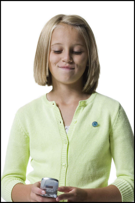 西方人,儿童,一个人,站,打电话,竖图,室内,白天,白色背景,正面,纯洁,电话,手机,欧洲,欧洲人,仅一个女性,仅一个人,敲打,握,服装,注视,休闲装,输入,通讯设备,小孩,衣服,打字,低头,观察,看,站着,仅一个小孩,休闲,休闲服,可爱,童年,童趣,握着,摄影,服饰,影棚,观看,点击,敲击,察看,关注,童真,烂漫,无邪,一部,垂头,交流,天真,按键,女孩,女人,女性,白种人,孩子,沟通,通话,站立,半身,彩图,影棚拍摄,拍摄,女生