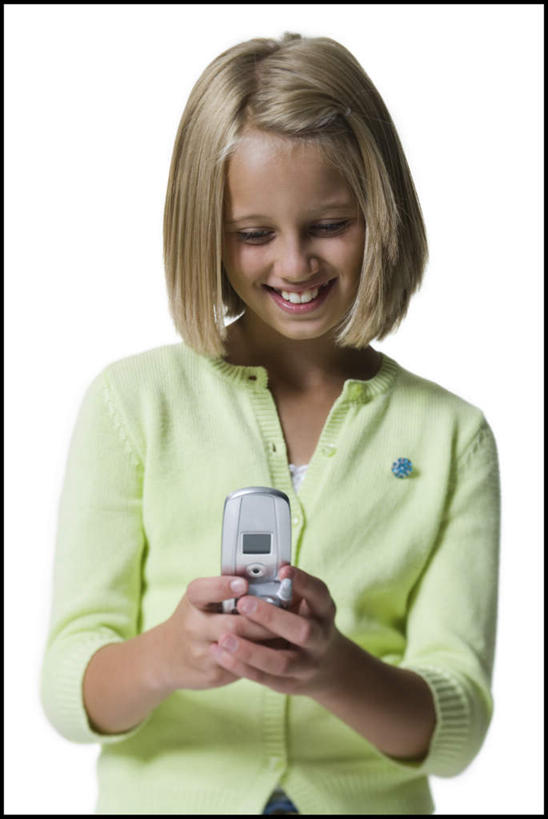 西方人,儿童,一个人,站,笑,打电话,微笑,露齿笑,竖图,室内,白天,白色背景,正面,纯洁,电话,手机,欧洲,欧洲人,仅一个女性,仅一个人,握,服装,注视,休闲装,通讯设备,小孩,衣服,低头,观察,看,站着,仅一个小孩,休闲,休闲服,可爱,童年,童趣,握着,摄影,服饰,影棚,观看,察看,关注,童真,烂漫,无邪,一部,垂头,交流,天真,女孩,女人,女性,白种人,孩子,沟通,通话,站立,半身,彩图,影棚拍摄,拍摄,女生