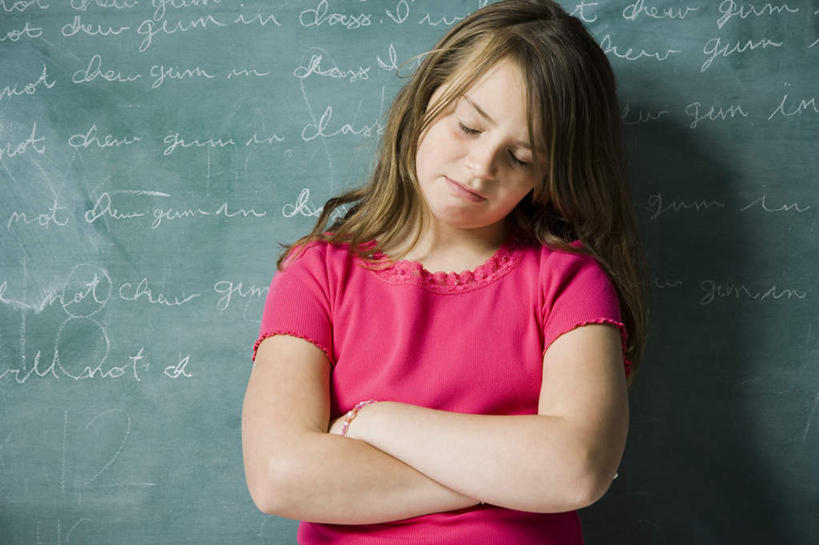 西方人,儿童,一个人,学生,学校,站,闭眼,双手交叉,横图,室内,白天,正面,纯洁,欧洲,欧洲人,仅一个女性,仅一个人,一排,许多,阴影,服装,整齐,反射,英文,标志,文字,影子,字符,字母,休闲装,标识,校园,排列,小孩,衣服,黑板,站着,仅一个小孩,休闲,教室,休闲服,可爱,童年,童趣,教学,服饰,英文字母,双手抱胸,队列,童真,烂漫,无邪,耐磨,教学黑板,天真,女孩,女人,女性,白种人,孩子,闭眼睛,闭着眼,闭着眼睛,站立,半身,彩图,女生