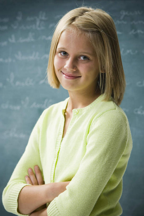 西方人,儿童,一个人,学生,学校,站,笑,双手交叉,微笑,竖图,室内,白天,正面,纯洁,欧洲,欧洲人,仅一个女性,仅一个人,一排,许多,阴影,服装,整齐,反射,英文,标志,文字,影子,字符,字母,注视,休闲装,标识,校园,排列,小孩,衣服,黑板,观察,看,站着,仅一个小孩,休闲,教室,休闲服,可爱,童年,童趣,教学,服饰,观看,英文字母,察看,双手抱胸,队列,关注,童真,烂漫,无邪,耐磨,教学黑板,天真,女孩,女人,女性,白种人,孩子,站立,半身,彩图,女生