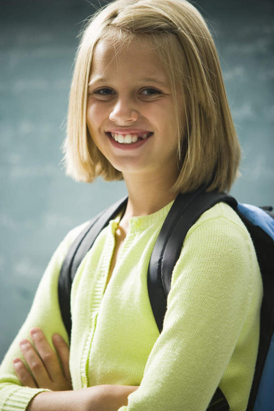 西方人,儿童,一个人,学生,学校,站,笑,双手交叉,微笑,露齿笑,竖图,室内,白天,正面,纯洁,欧洲,欧洲人,仅一个女性,仅一个人,一排,许多,阴影,服装,朦胧,模糊,整齐,反射,英文,包,标志,书包,文字,影子,字符,字母,注视,休闲装,标识,校园,排列,一个,小孩,衣服,背包,黑板,观察,看,站着,仅一个小孩,休闲,教室,休闲服,可爱,童年,童趣,教学,服饰,单个,观看,英文字母,察看,双手抱胸,队列,关注,童真,烂漫,无邪,耐磨,教学黑板,天真,女孩,女人,女性,白种人,孩子,站立,半身,彩图,双肩包,女生