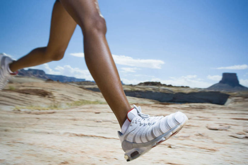 西方人,腿部,腿,一个人,跑,横图,室外,特写,白天,侧面,运动鞋,锻炼,运动,草地,草坪,山,山脉,植物,鞋子,欧洲,非洲,黑人,欧洲人,仅一个年轻女性,仅一个女性,仅一个人,一双,阴影,光线,影子,山峰,云,云朵,山峦,云彩,草,蓝色,绿色,白云,蓝天,天空,阳光,群山,天,晴朗,休闲鞋,体育,年轻女性,女人,女性,非洲人,晴空,跑步,半身,彩图,健身