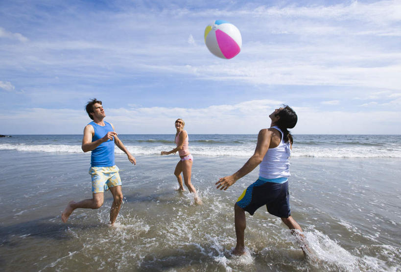 西方人,三个人,伙伴,朋友,跑,横图,室外,白天,侧面,泳装,比基尼,游戏,友谊,海浪,海洋,沙滩,水,玩具,欧洲,欧洲人,阴影,飞溅,服装,溅,光线,沙子,液体,影子,塑料,海岸,浪花,水滴,水平线,云,云朵,辽阔,海平线,沙地,玩,云彩,注视,休闲装,光脚,娱乐,水珠,一个,衣服,蓝色,白云,蓝天,天空,阳光,海水,气球,塑料制品,天,观察,看,休闲,广阔,赤脚,休闲服,充气玩具,橡胶,益智,服饰,晴朗,单个,观看,活动,一望无际,察看,发泄,关注,喷洒,消遣,智力,海景,橡胶制品,宣泄,无边无际,一马平川,友情,男人,男性,年轻男性,年轻女性,女人,女性,白种人,大海,风浪,海,海水的波动,海滩,近岸浪,涌浪,晴空,跑步,抬头,玩耍,嬉戏,仰头,彩图,全身,三点式,泳衣,水天相接,水天一线