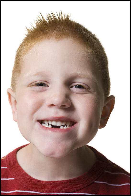 西方人,儿童,脸,头,脸颊,头发,一个人,笑,微笑,露齿笑,竖图,室内,特写,白天,白色背景,正面,纯洁,欧洲,欧洲人,仅一个男性,仅一个人,服装,注视,休闲装,肩膀,小孩,衣服,观察,看,仅一个小孩,休闲,休闲服,金色,可爱,童年,童趣,摄影,服饰,影棚,观看,察看,关注,童真,烂漫,无邪,天真,男孩,男人,男性,白种人,孩子,头部,直发,脸部,脸蛋,面部,半身,彩图,影棚拍摄,拍摄,短发,男生