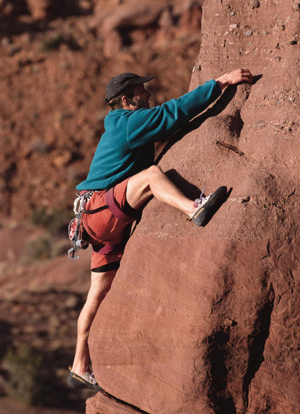 西方人,一个人,攀登,竖图,室外,白天,侧面,运动服,锻炼,旅游,度假,探险,运动,攀岩,山,山脉,帽子,欧洲,欧洲人,仅一个男性,仅一个人,仅一个中年男性,握,阴影,服装,朦胧,模糊,光线,影子,山峰,山峦,注视,娱乐,极限运动,运动帽,衣服,阳光,群山,观察,看,享受,休闲,爬,鸭舌帽,放松,握着,服饰,观看,察看,衣着,穿着,关注,室外运动,户外运动,一顶,衣饰,冒险,体育,男人,男性,中年男性,白种人,登山,攀爬,彩图,全身,健身,运动装