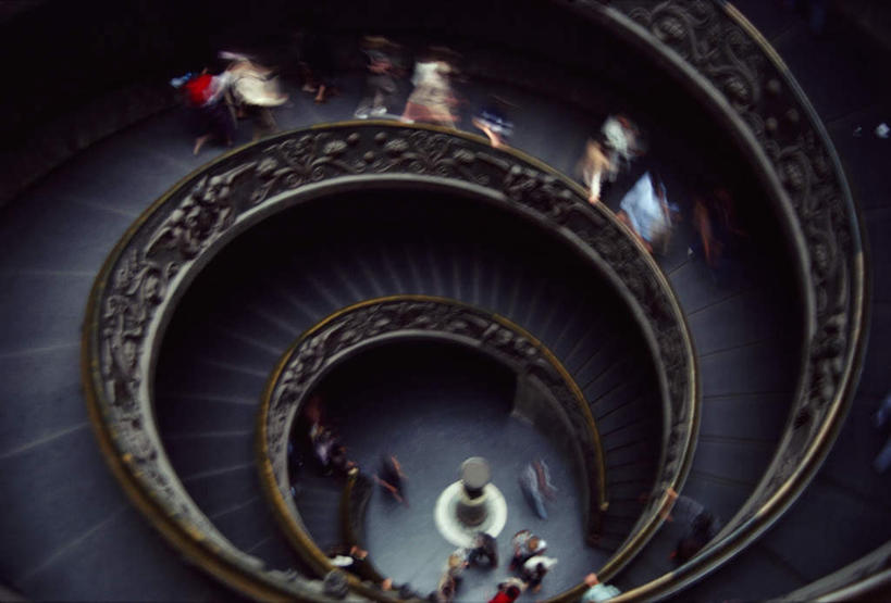 西方人,栏杆,走,横图,俯视,室内,白天,纯洁,楼梯,雕塑,欧洲,欧洲人,一排,行人,游客,游人,阴影,服装,朦胧,模糊,艺术,整齐,装饰,反射,雕刻,雕像,扶手,螺旋,影子,阶梯,许多人,注视,休闲装,旋转,护栏,路人,旅客,台阶,排列,衣服,工艺品,观察,看,一群人,休闲,休闲服,可爱,童年,童趣,服饰,观看,纪念,美术,察看,队列,关注,主题,陈列,童真,烂漫,无邪,功能,美学,过客,天真,男孩,男人,男性,女孩,女人,女性,中年男性,中年女性,白种人,步行,散步,走路,半身,彩图,高角度拍摄