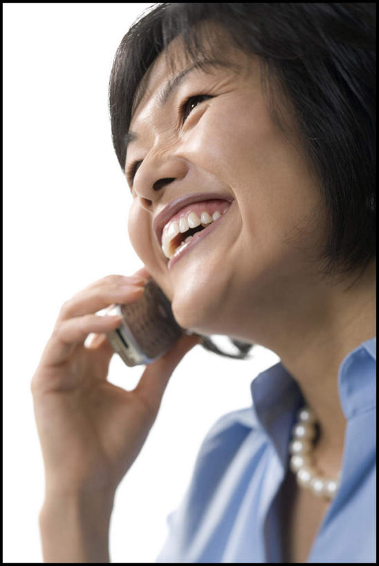 东方人,脸,头,脸颊,手,头发,一个人,站,笑,打电话,微笑,露齿笑,竖图,室内,特写,白天,白色背景,侧面,幸福,纯洁,电话,手机,项链,亚洲,仅一个女性,仅一个人,一条,握,服装,珍珠,注视,休闲装,黄种人,通讯设备,肩膀,装饰品,衣服,黑色,饰品,首饰,观察,看,站着,仅一个中年女性,休闲,健康,手部,休闲服,握着,摄影,服饰,影棚,观看,单手,贵重,察看,珍贵,富有,关注,一部,宝贵,有机宝石,交流,女人,女性,中年女性,亚洲人,头部,直发,脸部,脸蛋,面部,沟通,通话,站立,半身,彩图,影棚拍摄,拍摄,短发