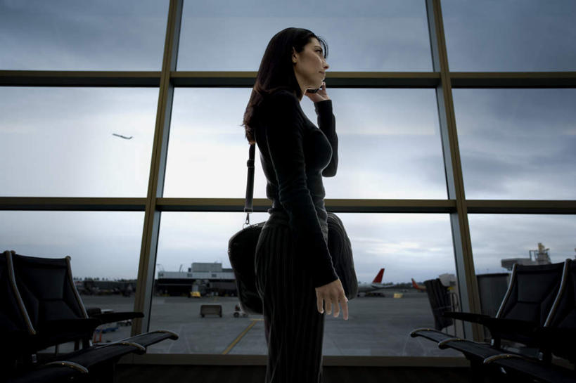 西方人,一个人,商务人士,商务女性,机场,站,打电话,横图,室内,白天,仰视,窗户,落地窗,飞机场,电话,手机,欧洲,欧洲人,仅一个女性,仅一个人,握,阴影,套装,反射,包,公文包,影子,注视,通讯设备,玻璃窗,观察,看,站着,仅一个中年女性,握着,公事包,观看,察看,关注,商务装,工薪阶层,一部,交流,女人,女性,中年女性,白种人,白领,上班族,航空站,空港,沟通,通话,站立,半身,彩图,低角度拍摄