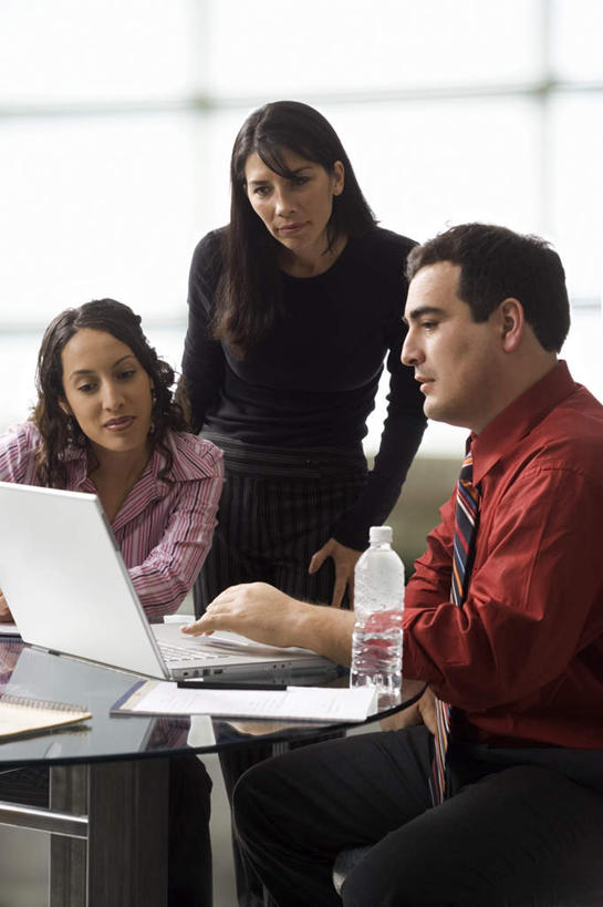 西方人,三个人,伙伴,朋友,商务人士,商务男性,商务女性,办公室,站,坐,笑,微笑,露齿笑,竖图,室内,白天,正面,衬衫,友谊,合作,团队,电脑,笔记本电脑,水,窗户,家具,桌子,欧洲,欧洲人,敲打,阴影,套装,反射,网络,液体,影子,办公桌,墙,注视,输入,通讯设备,饮用水,玻璃窗,墙壁,墙面,瓶子,塑料制品,矿泉水,打字,观察,看,站着,塑料瓶,战略,观看,点击,敲击,察看,无线,关注,通信设备,商务装,无线网络,无线上网,便携式电脑,工薪阶层,蒸馏水,办公家具,联合,合谋,配合,协作,按键,手提电脑,男人,男性,年轻女性,女人,女性,中年男性,白种人,白领,上班族,站立,坐着,半身,彩图,衬衣