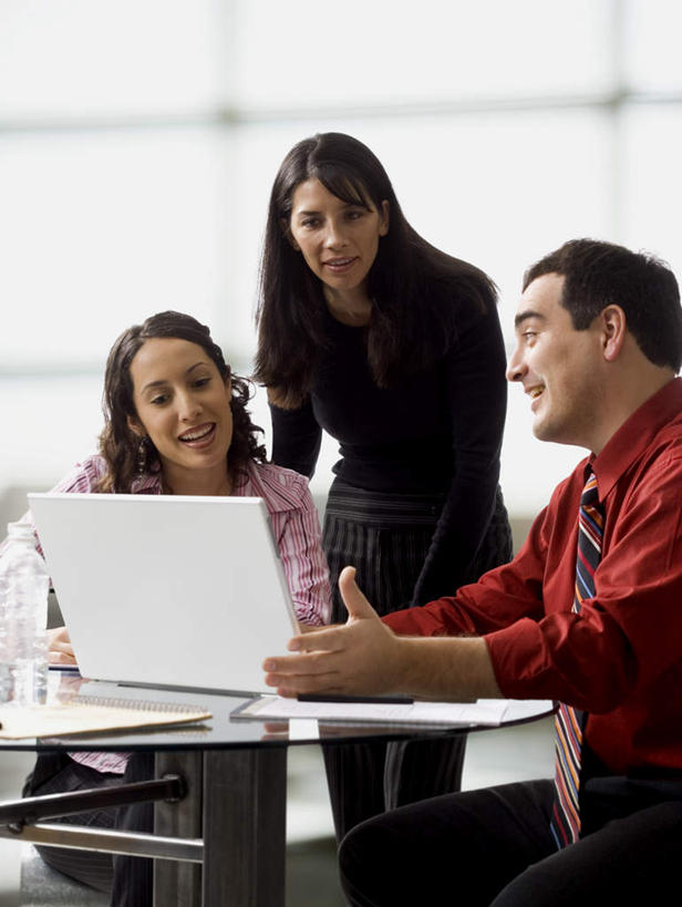 西方人,三个人,伙伴,朋友,商务人士,商务男性,商务女性,办公室,站,坐,笑,说,微笑,露齿笑,竖图,室内,白天,正面,衬衫,讨论,友谊,合作,团队,电脑,笔记本电脑,水,窗户,家具,桌子,欧洲,欧洲人,敲打,阴影,套装,反射,网络,液体,影子,办公桌,墙,注视,输入,通讯设备,饮用水,玻璃窗,墙壁,墙面,瓶子,塑料制品,矿泉水,打字,观察,看,站着,塑料瓶,战略,观看,点击,敲击,察看,无线,关注,通信设备,商务装,无线网络,无线上网,便携式电脑,工薪阶层,蒸馏水,办公家具,联合,合谋,交流,配合,协作,按键,手提电脑,男人,男性,年轻女性,女人,女性,中年男性,白种人,白领,上班族,沟通,讲话,交谈,商讨,说话,谈话,站立,坐着,半身,彩图,衬衣