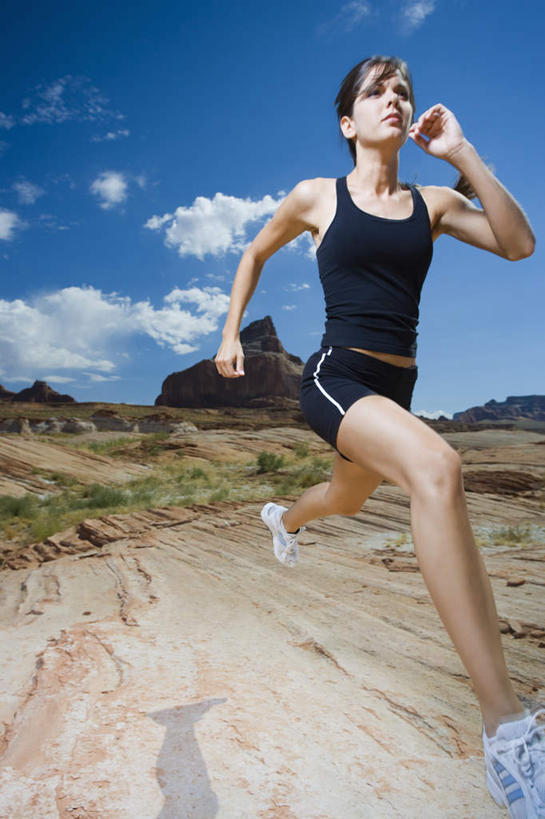 西方人,一个人,跑,竖图,室外,白天,仰视,运动服,锻炼,运动,草地,草坪,山,山脉,植物,欧洲,非洲,黑人,欧洲人,仅一个年轻女性,仅一个女性,仅一个人,阴影,服装,光线,影子,山峰,云,云朵,山峦,云彩,注视,草,衣服,蓝色,绿色,白云,蓝天,天空,阳光,群山,天,观察,看,服饰,晴朗,观看,察看,衣着,穿着,关注,衣饰,体育,年轻女性,女人,女性,非洲人,晴空,跑步,半身,彩图,低角度拍摄,健身,运动装