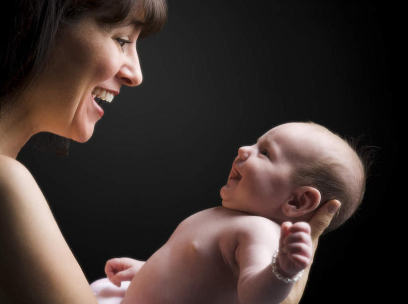 西方人,婴儿,儿童,中年人,两个人,家庭,母亲,笑,微笑,露齿笑,横图,室内,白天,侧面,纯洁,欧洲,欧洲人,阴影,灰色背景,反射,包,皮包,影子,注视,裸露,相视,小孩,观察,看,温暖,温馨,一家人,面对面,可爱,母爱,童年,童趣,摄影,活泼,影棚,观看,对视,单肩包,和睦,察看,互视,关注,宝宝,裸,相对,童真,纯真,烂漫,无邪,相看,母婴,伶俐,天真,女人,女性,中年女性,白种人,孩子,半身,彩图,影棚拍摄,拍摄,融洽