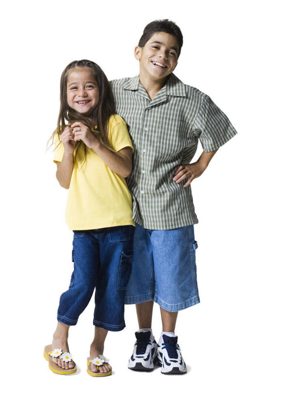 西方人,儿童,两个人,伙伴,朋友,站,笑,微笑,露齿笑,竖图,室内,白天,白色背景,正面,友谊,纯洁,欧洲,欧洲人,服装,注视,休闲装,手叉腰,小孩,衣服,叉腰,观察,看,站着,休闲,休闲服,可爱,童年,童趣,摄影,服饰,影棚,观看,察看,双手叉腰,关注,童真,烂漫,无邪,天真,友情,男孩,男人,男性,女孩,女人,女性,白种人,站立,彩图,全身,影棚拍摄,拍摄,男生,女生