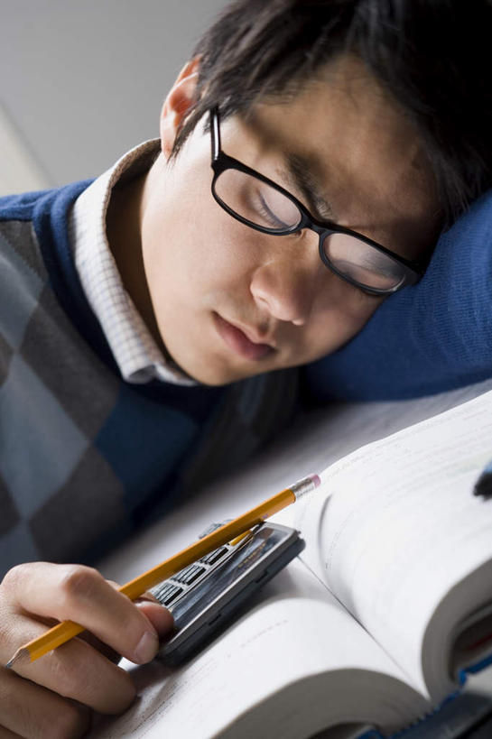 东方人,一个人,学生,闭眼,睡,竖图,室内,白天,正面,毛衣,计算器,书籍,亚洲,仅一个男性,仅一个人,一本,一副,服装,计算,科学,笔,眼镜,墙,办公用品,休闲装,黄种人,墙壁,墙面,文具,仅一个年轻男性,衣服,白色,铅笔,学习用品,趴着,休闲,休闲服,理财,财务,服饰,文具用品,一支,数学,线衫,近视眼镜,男人,男性,年轻男性,亚洲人,书,图书,闭眼睛,闭着眼,闭着眼睛,困,困觉,趴,寝息,睡觉,半身,彩图,绒衣,套衫,套头毛衣,线衣