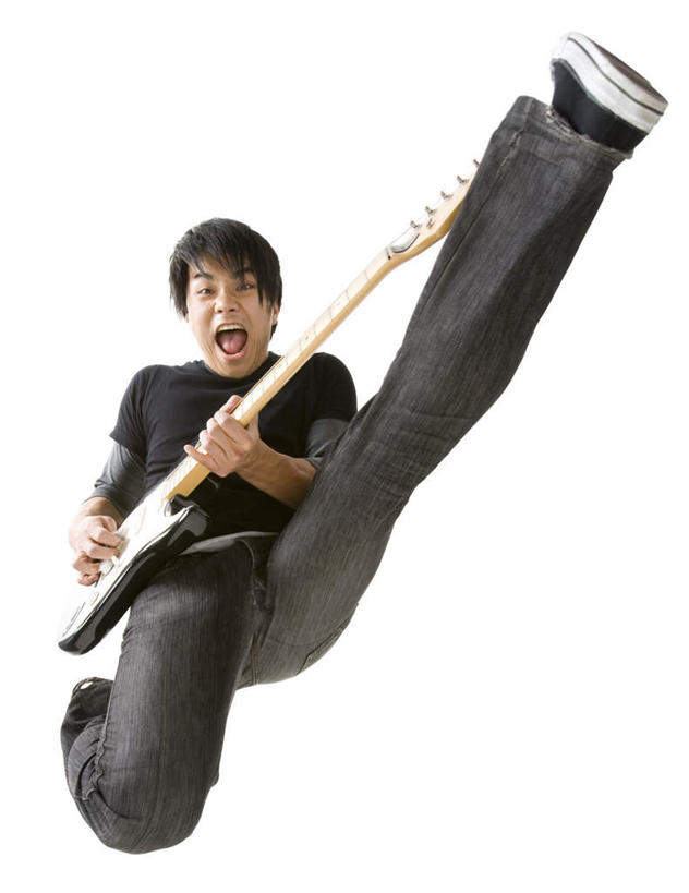 东方人,一个人,跳,竖图,室内,白天,白色背景,仰视,亚洲,仅一个男性,仅一个人,握,服装,电吉他,乐器,弦乐器,弹奏,演奏,注视,休闲装,黄种人,仅一个年轻男性,一个,衣服,观察,看,张嘴,休闲,休闲服,握着,摄影,服饰,影棚,单个,观看,察看,关注,弹拨弦鸣乐器,张大嘴巴,男人,男性,年轻男性,亚洲人,张开嘴,跳跃,彩图,低角度拍摄,全身,影棚拍摄,拍摄,弹拨弦乐器