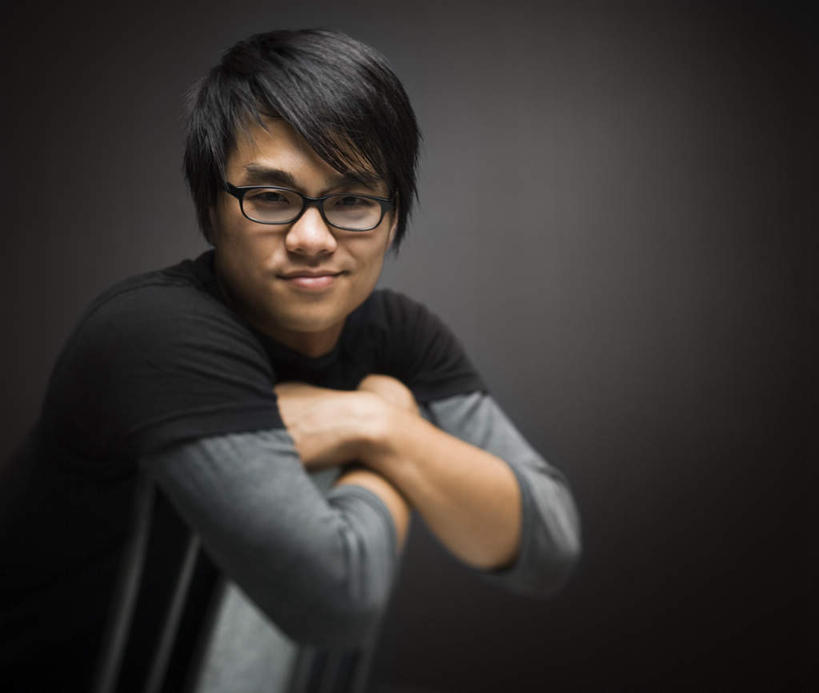 东方人,一个人,坐,笑,微笑,露齿笑,横图,室内,白天,侧面,椅子,亚洲,仅一个男性,仅一个人,一副,阴影,黑色背景,服装,反射,眼镜,影子,注视,休闲装,黄种人,仅一个年轻男性,衣服,观察,看,休闲,休闲服,搭,摄影,服饰,影棚,观看,察看,搭着,关注,近视眼镜,男人,男性,年轻男性,亚洲人,坐着,半身,彩图,影棚拍摄,拍摄