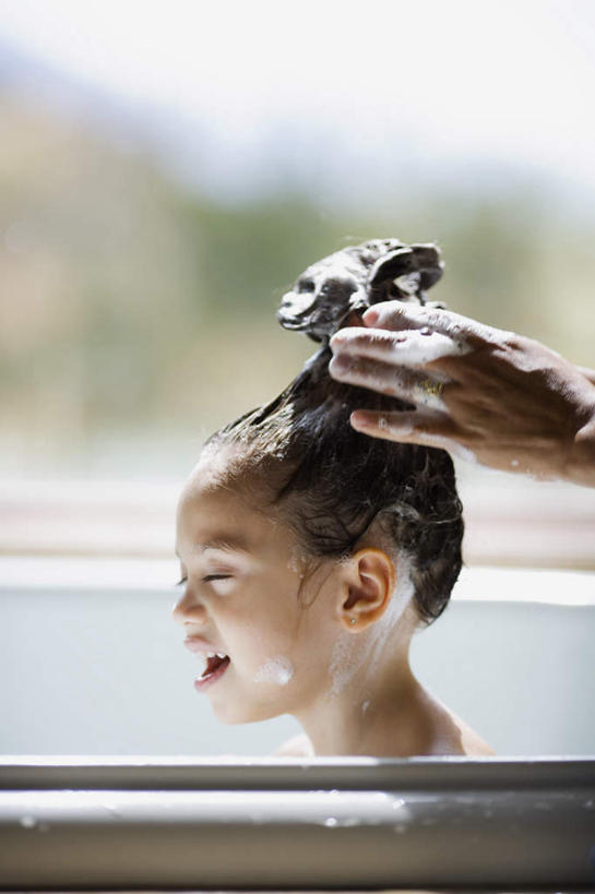 西方人,儿童,脸,头,脸颊,两个人,家庭,母亲,女儿,坐,闭眼,竖图,室内,特写,白天,侧面,洗澡,纯洁,窗户,卫生间,浴室,欧洲,欧洲人,擦,抚摸,阴影,朦胧,模糊,反射,影子,干净,肩膀,玻璃窗,小孩,浴缸,清洁,享受,健康,温暖,温馨,母女,一家人,放松,可爱,母爱,童年,童趣,擦拭,保健,和睦,卫生,卫浴设备,童真,烂漫,无邪,泡汤,水管装置,揩擦,拭,天真,年轻女性,女孩,女人,女性,白种人,孩子,年轻人,头部,脸部,脸蛋,面部,淋浴房,闭眼睛,闭着眼,闭着眼睛,坐着,半身,彩图,沐浴,冲凉房,沐浴间,沐浴室,融洽,女生,轻抚