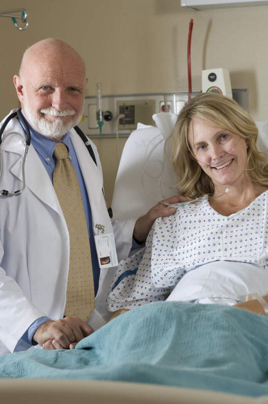 西方人,胡须,两个人,医生,病人,医院,坐,笑,微笑,露齿笑,竖图,室内,白天,正面,工作服,衬衫,制服,床,靠垫,欧洲,欧洲人,阴影,反射,影子,墙,床单,靠枕,领带,被子,墙壁,墙面,听诊器,垫子,枕头,靠,靠着,医护人员,医疗人员,搭,单人床,医疗设备,被单,象征,庄重,白大褂,搭着,病患,医疗器械,身份,医疗工具,医疗机构,病号服,正式,地位,工作制服,检测工具,老年男性,女人,女性,中年女性,白种人,胡子,小胡子,大夫,患者,就医者,坐着,半身,彩图,衬衣,工作套服,病院,诊所