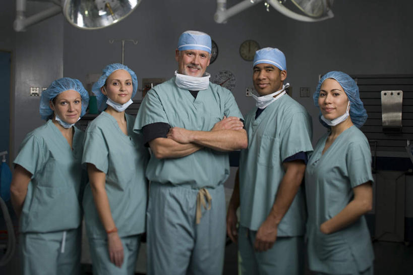 西方人,同事,医生,医院,站,双手交叉,横图,室内,白天,正面,工作服,制服,成功,合作,团队,集体,信心,帽子,照明,欧洲,非洲,黑人,欧洲人,阴影,时间,反射,分离,时钟,影子,墙,灯光,许多人,过滤,计时,分开,注视,队伍,墙壁,墙面,灯,蓝色,白色,口罩,灯具,挂钟,钟表,观察,看,站着,一群人,医护人员,医疗人员,隔断,表,遮,遮掩,观看,隔离,照亮,察看,手术,卫生,领导,掩盖,双手抱胸,遮挡,照明设备,成就,关注,净化,间隔,预防,合伙,领袖,遮盖,无影灯,防尘,医疗机构,医生帽,掩饰,断绝,隔开,屏蔽,屏绝,远离,中断,阻遏,阻隔,工作制服,老年男性,男人,男性,年轻女性,女人,女性,中年男性,中年女性,白种人,非洲人,大夫,钟,站立,半身,彩图,工作套服,病院,诊所