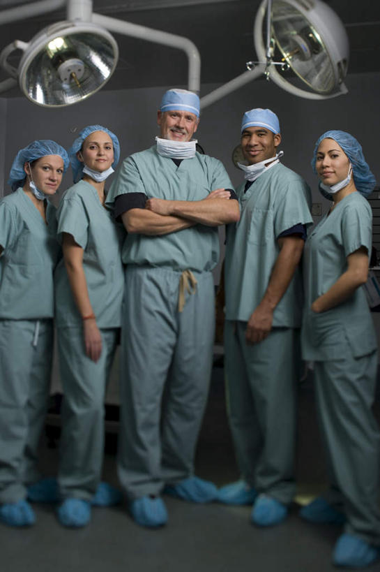 西方人,同事,医生,医院,站,双手交叉,竖图,室内,白天,正面,工作服,制服,成功,合作,团队,集体,信心,帽子,照明,欧洲,非洲,黑人,欧洲人,阴影,时间,反射,分离,时钟,影子,墙,灯光,许多人,过滤,计时,分开,注视,队伍,墙壁,墙面,灯,蓝色,白色,口罩,灯具,挂钟,钟表,观察,看,站着,一群人,医护人员,医疗人员,隔断,表,遮,遮掩,观看,隔离,照亮,察看,手术,卫生,领导,掩盖,双手抱胸,遮挡,照明设备,成就,关注,净化,间隔,预防,合伙,领袖,遮盖,无影灯,防尘,医疗机构,医生帽,掩饰,断绝,隔开,屏蔽,屏绝,远离,中断,阻遏,阻隔,工作制服,老年男性,男人,男性,年轻女性,女人,女性,中年男性,中年女性,白种人,非洲人,大夫,钟,站立,半身,彩图,工作套服,病院,诊所