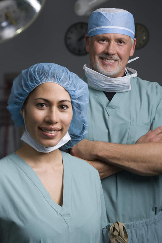 西方人,两个人,同事,医生,医院,站,笑,双手交叉,微笑,竖图,室内,白天,正面,工作服,制服,成功,合作,团队,集体,信心,帽子,照明,欧洲,欧洲人,阴影,时间,反射,分离,时钟,影子,墙,灯光,过滤,计时,分开,队伍,墙壁,墙面,灯,蓝色,白色,口罩,灯具,挂钟,钟表,站着,医护人员,医疗人员,隔断,表,遮掩,隔离,照亮,手术,卫生,领导,掩盖,双手抱胸,遮挡,照明设备,成就,净化,间隔,预防,合伙,领袖,遮盖,无影灯,防尘,医疗机构,医生帽,掩饰,断绝,隔开,屏蔽,屏绝,远离,中断,阻遏,阻隔,工作制服,老年男性,男人,男性,女人,女性,中年女性,白种人,大夫,钟,站立,半身,彩图,工作套服,病院,诊所