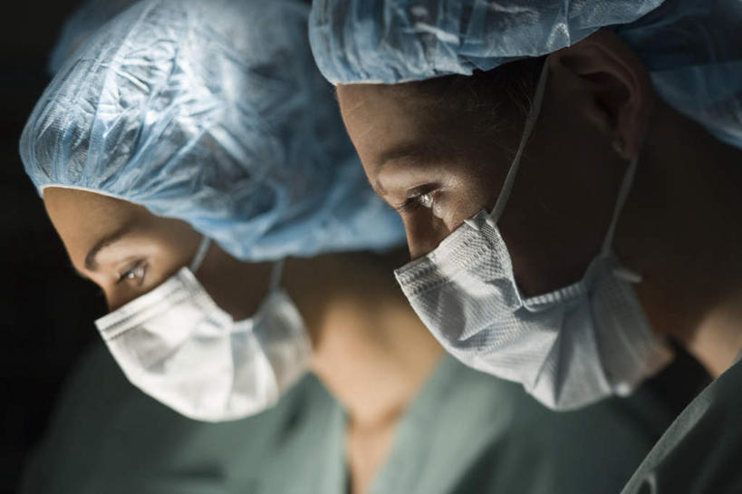 西方人,脸,头,脸颊,两个人,同事,医生,医院,站,横图,室内,特写,白天,侧面,工作服,制服,成功,合作,团队,集体,信心,帽子,欧洲,欧洲人,阴影,朦胧,模糊,反射,分离,影子,过滤,分开,注视,队伍,肩膀,蓝色,白色,口罩,低头,观察,看,站着,医护人员,医疗人员,隔断,遮掩,观看,隔离,察看,卫生,领导,掩盖,遮挡,成就,关注,净化,间隔,预防,合伙,领袖,遮盖,防尘,医疗机构,医生帽,掩饰,断绝,隔开,屏蔽,屏绝,远离,中断,阻遏,阻隔,工作制服,年轻女性,女人,女性,白种人,头部,脸部,脸蛋,面部,大夫,站立,半身,彩图,工作套服,病院,诊所