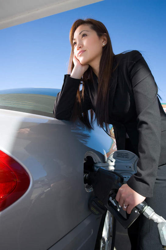 西方人,一个人,商务人士,商务女性,站,竖图,室外,白天,正面,汽车,欧洲,欧洲人,仅一个年轻女性,仅一个女性,仅一个人,一辆,撑,阴影,套装,光线,影子,托腮,注视,车,蓝色,蓝天,天空,阳光,交通工具,轿车,天,观察,看,托,站着,晴朗,观看,察看,关注,托下巴,载具,商务装,工薪阶层,加油枪,万里无云,计量加油枪,输油枪,油枪,年轻女性,女人,女性,白种人,白领,上班族,晴空,晴空万里,站立,半身,彩图