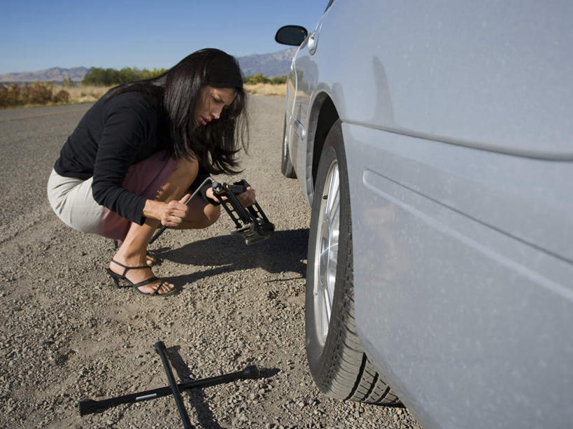 西方人,一个人,商务人士,商务女性,蹲,横图,室外,白天,侧面,汽车,欧洲,欧洲人,仅一个女性,仅一个人,一辆,握,阴影,套装,光线,工具,影子,注视,车,蓝色,蓝天,天空,阳光,轮胎,交通工具,轿车,天,低头,观察,看,仅一个中年女性,握着,晴朗,观看,扳手,修理,察看,关注,载具,商务装,抛锚,工薪阶层,万里无云,扳头,女人,女性,中年女性,白种人,白领,上班族,晴空,晴空万里,蹲着,彩图,全身