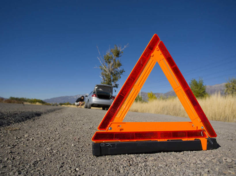 西方人,一个人,商务人士,商务女性,横图,室外,白天,侧面,道路,路,公路,汽车,欧洲,欧洲人,仅一个年轻女性,仅一个女性,仅一个人,一辆,弯腰,阴影,套装,光线,三角形,图形,影子,交通,几何,警告,注视,车,蓝色,蓝天,天空,阳光,交通工具,轿车,天,低头,观察,看,警示,晴朗,观看,修理,禁止,提醒,察看,关注,数学,提示,限制,载具,商务装,工薪阶层,万里无云,弯身,垂头,危险,年轻女性,女人,女性,白种人,白领,上班族,晴空,晴空万里,马路,彩图,全身,几何图形