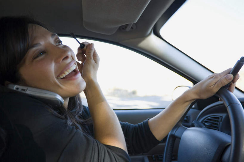 西方人,脸,头,脸颊,一个人,商务人士,商务女性,坐,笑,打电话,微笑,露齿笑,横图,室外,特写,白天,侧面,机器,仪器,窗户,汽车,电话,手机,欧洲,欧洲人,仅一个女性,仅一个人,一辆,握,阴影,套装,反射,影子,注视,设备,通讯设备,肩膀,玻璃窗,车,一个,车窗,方向盘,化妆品,交通工具,轿车,观察,驾驶,看,行驶,仅一个中年女性,睫毛膏,握着,单个,观看,控制,察看,化妆用品,关注,眼妆,载具,商务装,工薪阶层,一部,睫毛液,交流,女人,女性,中年女性,白种人,头部,脸部,脸蛋,面部,白领,上班族,沟通,抬头,通话,仰头,坐着,半身,彩图