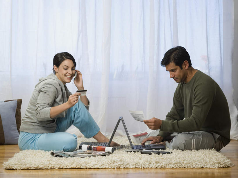 西方人,两个人,家庭,夫妻,坐,笑,盘腿,微笑,露齿笑,横图,室内,白天,侧面,爱情,阅读,计算器,信用卡,电脑,笔记本电脑,窗帘,地毯,杂志,杯子,欧洲,欧洲人,握,学习,阴影,服装,装饰,编织,反射,计算,科学,网络,瓷器,影子,手工艺品,办公用品,咖啡杯,陶瓷制品,织物,浪漫,注视,休闲装,通讯设备,一个,衣服,帘子,工艺品,观察,看,休闲,温暖,温馨,一家人,休闲服,遮阳,卡,恩爱,读书,浏览,握着,储蓄卡,理财,财务,恋人,服饰,单个,观看,华丽,修饰,一台,点缀,和睦,察看,无线,关注,数学,瓷杯,通信设备,无线网络,无线上网,便携式电脑,衬托,美观,雅致,雅观,银行卡,手提电脑,男人,男性,女人,女性,中年男性,中年女性,白种人,夫妇,情侣,盘腿而坐,盘膝,盘着腿的,盘着腿坐,双腿交叉,坐着,彩图,全身,伴侣,融洽