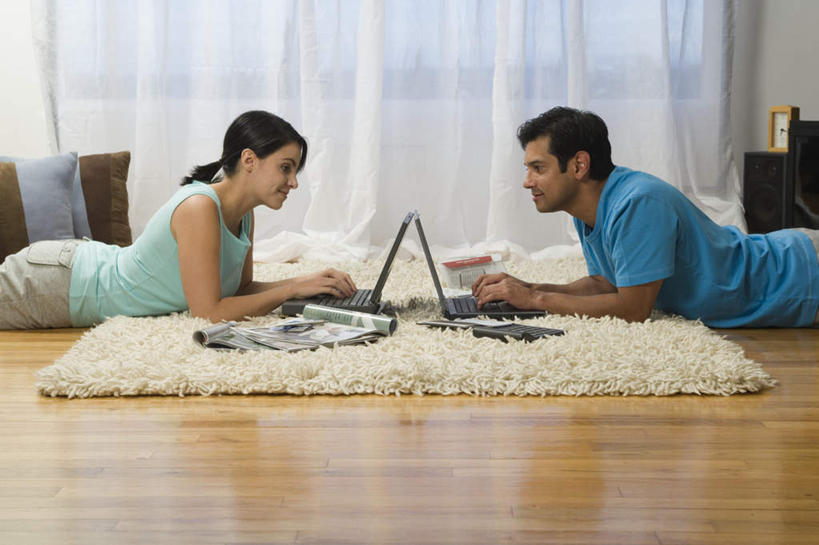 西方人,两个人,家庭,夫妻,坐,笑,盘腿,微笑,露齿笑,横图,室内,白天,侧面,爱情,阅读,计算器,信用卡,电脑,笔记本电脑,窗帘,地毯,杂志,杯子,欧洲,欧洲人,敲打,握,学习,阴影,服装,装饰,编织,反射,计算,科学,网络,瓷器,影子,手工艺品,办公用品,咖啡杯,陶瓷制品,织物,浪漫,注视,休闲装,输入,通讯设备,相视,一个,衣服,帘子,工艺品,打字,观察,看,休闲,温暖,温馨,一家人,面对面,休闲服,遮阳,卡,恩爱,读书,浏览,握着,储蓄卡,理财,财务,恋人,服饰,单个,观看,对视,点击,华丽,修饰,一台,敲击,点缀,和睦,察看,无线,互视,关注,数学,瓷杯,通信设备,相对,无线网络,无线上网,便携式电脑,相看,衬托,美观,雅致,雅观,银行卡,按键,手提电脑,男人,男性,女人,女性,中年男性,中年女性,白种人,夫妇,情侣,盘腿而坐,盘膝,盘着腿的,盘着腿坐,双腿交叉,坐着,半身,彩图,伴侣,融洽