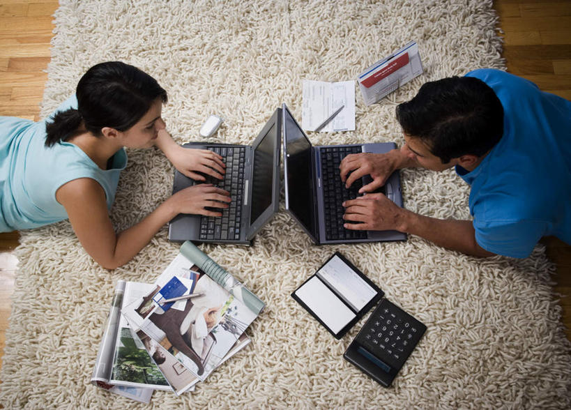 西方人,两个人,家庭,夫妻,打电话,横图,俯视,室内,白天,爱情,阅读,计算器,信用卡,电脑,笔记本电脑,地板,地毯,杂志,电话,手机,欧洲,欧洲人,敲打,学习,阴影,服装,装饰,编织,反射,计算,科学,网络,影子,手工艺品,办公用品,织物,地面,浪漫,注视,休闲装,输入,通讯设备,木地板,相视,衣服,工艺品,打字,低头,观察,看,趴着,休闲,温暖,温馨,一家人,面对面,休闲服,卡,恩爱,读书,浏览,储蓄卡,理财,财务,恋人,服饰,观看,对视,点击,华丽,修饰,敲击,点缀,和睦,察看,无线,互视,关注,数学,通信设备,相对,无线网络,无线上网,便携式电脑,相看,衬托,美观,雅致,雅观,交流,银行卡,按键,手提电脑,男人,男性,女人,女性,中年男性,中年女性,白种人,夫妇,情侣,沟通,趴,通话,半身,彩图,高角度拍摄,伴侣,融洽