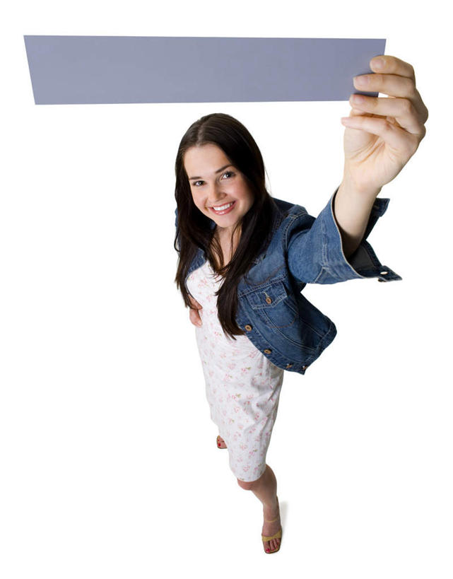 西方人,一个人,站,举,笑,微笑,露齿笑,竖图,俯视,室内,白天,指示牌,欧洲,欧洲人,仅一个年轻女性,仅一个女性,仅一个人,握,服装,标志,广告牌,注视,休闲装,标识,一个,衣服,观察,看,托,站着,休闲,休闲服,握着,服饰,单个,观看,察看,关注,年轻女性,女人,女性,白种人,举起,举手,举着,抬头,向上举,向上伸,向上托,仰头,站立,彩图,高角度拍摄,全身