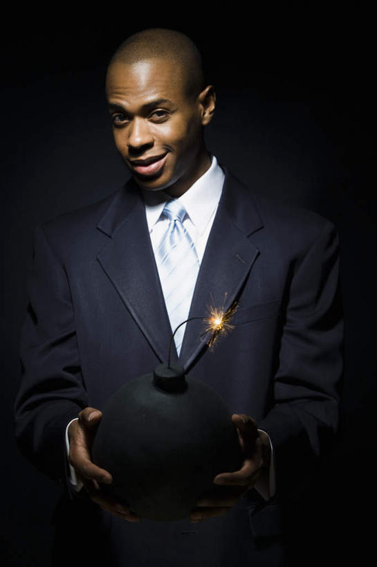 西方人,一个人,商务人士,商务男性,站,捧,笑,微笑,竖图,室内,白天,正面,衬衫,热情,竞争,高科技,科技,炸药,炸弹,火,欧洲,非洲,黑人,欧洲人,仅一个男性,仅一个人,对抗,黑色背景,套装,冲突,军事,科学,火焰,燃烧,注视,破坏,仅一个年轻男性,一个,观察,看,站着,武器,战争,工业,摄影,影棚,单个,观看,损坏,察看,攻击,恐怖,威胁,对立,关注,矛盾,兵器,弹药,商务装,防御,工薪阶层,军方,军工业,国防,敌对,挫败,斗争,抗拒,抗衡,杀伤,威慑,危险,男人,男性,年轻男性,非洲人,白领,上班族,甘油炸药,端,端着,捧着,手捧,站立,半身,彩图,影棚拍摄,衬衣,拍摄