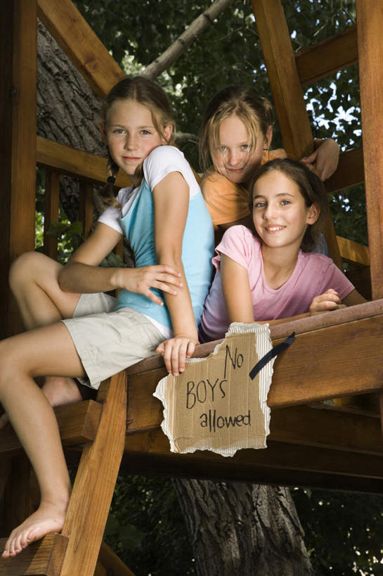 西方人,儿童,三个人,伙伴,朋友,栏杆,坐,笑,攀登,微笑,露齿笑,竖图,室外,白天,仰视,友谊,纯洁,植物,欧洲,欧洲人,阴影,服装,光线,木制,英文,标志,梯子,文字,影子,字符,字母,阶梯,围栏,注视,休闲装,标识,护栏,树,树木,小孩,衣服,绿色,阳光,自然,木制品,低头,观察,看,休闲,休闲服,爬,可爱,童年,童趣,服饰,生长,成长,观看,上升,英文字母,察看,关注,童真,烂漫,无邪,人字梯,登高,垂头,天真,友情,女孩,女人,女性,白种人,攀爬,坐着,半身,彩图,低角度拍摄,女生