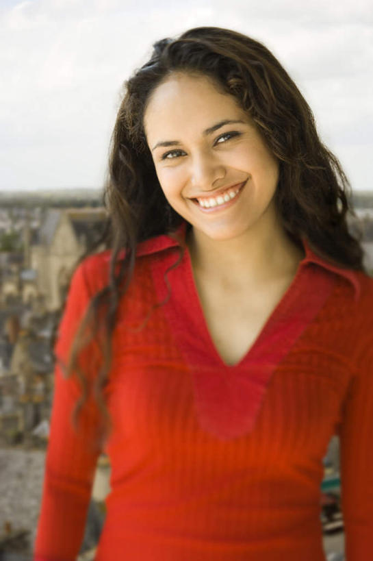 西方人,一个人,家,站,笑,微笑,露齿笑,竖图,室外,白天,正面,欧洲,欧洲人,仅一个年轻女性,仅一个女性,仅一个人,阴影,服装,光线,影子,房屋,屋子,云,云朵,云彩,注视,休闲装,楼房,住宅,衣服,红色,蓝色,白云,蓝天,天空,阳光,天,观察,看,站着,休闲,休闲服,服饰,晴朗,观看,察看,关注,年轻女性,女人,女性,白种人,晴空,站立,半身,彩图,房子