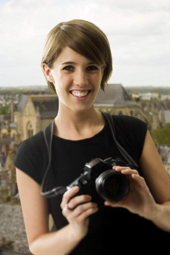 西方人,一个人,家,站,笑,微笑,露齿笑,竖图,室外,白天,正面,相机,欧洲,欧洲人,仅一个年轻女性,仅一个女性,仅一个人,握,阴影,服装,光线,影子,房屋,屋子,云,云朵,云彩,注视,休闲装,楼房,住宅,一个,拍照,衣服,蓝色,白云,蓝天,天空,阳光,数码相机,天,观察,看,站着,休闲,休闲服,握着,摄影,服饰,晴朗,单个,观看,察看,关注,年轻女性,女人,女性,白种人,照相机,晴空,站立,半身,彩图,照相,房子