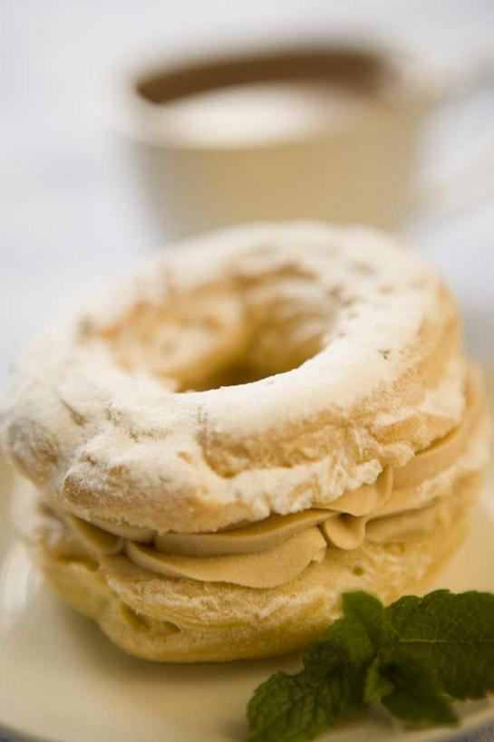 点心,面包,咖啡,无人,竖图,俯视,室内,特写,白天,幸福,餐桌,桌子,杯子,餐具,阴影,朦胧,模糊,反射,瓷器,碟子,盘,影子,食品,面点,咖啡杯,陶瓷制品,一杯,娱乐,食物,糕点,饮料,一个,盘子,碟,甜甜圈,享受,休闲,温馨,放松,乐趣,单个,餐台,提神,舒适,瓷杯,醒脑,软饮料,多纳滋面包,唐纳滋,面包圈,彩图,高角度拍摄