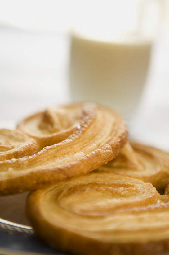 点心,牛奶,无人,竖图,俯视,室内,特写,白天,餐桌,桌子,杯子,餐具,两块,阴影,朦胧,模糊,反射,碟子,盘,影子,调料,食品,糖,饮品,调味品,曲奇,营养,调味料,玻璃制品,食物,饮料,一个,盘子,水杯,碟,饼干,零食,单个,餐台,乳制品,奶,牛乳,曲奇饼,曲奇饼干,安神,玻璃杯,彩图,高角度拍摄