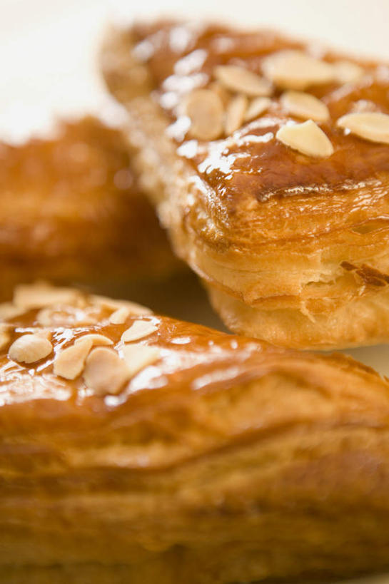 点心,面包,无人,竖图,俯视,室内,特写,白天,餐桌,桌子,三块,一堆,阴影,堆叠,堆积,朦胧,模糊,反射,影子,食品,坚果,面点,果实,食物,糕点,干果,餐台,堆,彩图,高角度拍摄