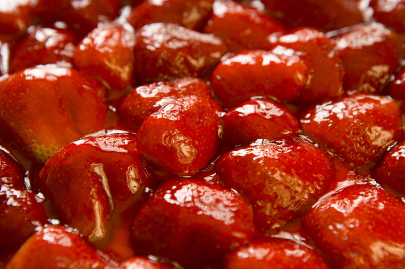 点心,无人,横图,俯视,室内,特写,白天,草莓,浆果,水果,一堆,许多,阴影,堆叠,堆积,朦胧,模糊,新鲜,反射,影子,生食,食品,甜点,甜品,果实,食物,糕点,红色,甜食,有机食品,绿色食品,堆,洋莓,水果皇后,红莓,地莓,彩图,高角度拍摄