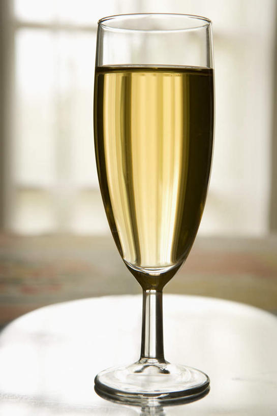 葡萄酒,无人,竖图,俯视,室内,特写,白天,奢侈,快乐,餐桌,窗户,桌子,杯子,餐具,阴影,朦胧,模糊,反射,碟子,高脚杯,盘,影子,墙,一杯,浪漫,玻璃窗,墙壁,墙面,玻璃制品,酒,饮料,白色,盘子,酒杯,碟,香槟,诱惑,餐台,香槟杯,气泡酒,起泡酒,汽酒,玻璃杯,彩图,高角度拍摄,高兴,欢笑