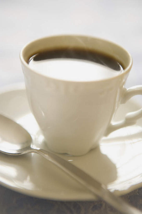 咖啡,无人,竖图,俯视,室内,特写,白天,幸福,餐桌,桌子,杯子,餐具,金属制品,一把,阴影,朦胧,模糊,反射,金属,瓷器,碟子,盘,影子,勺子,咖啡杯,陶瓷制品,一杯,娱乐,饮料,白色,盘子,调羹,碟,汤匙,享受,休闲,温馨,放松,乐趣,餐台,提神,舒适,瓷杯,醒脑,软饮料,彩图,高角度拍摄