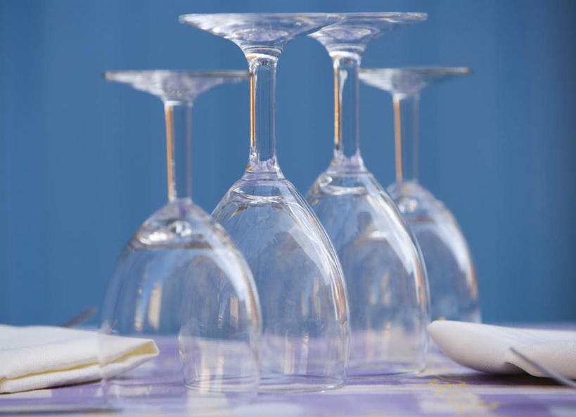 无人,横图,室内,特写,白天,正面,餐桌,桌子,静物,杯子,一排,阴影,朦胧,模糊,整齐,反射,布料,高脚杯,影子,墙,红酒杯,布纹,墙壁,墙面,玻璃制品,桌布,排列,蓝色,餐巾,酒杯,台布,四个,餐台,葡萄酒杯,队列,玻璃杯,彩图