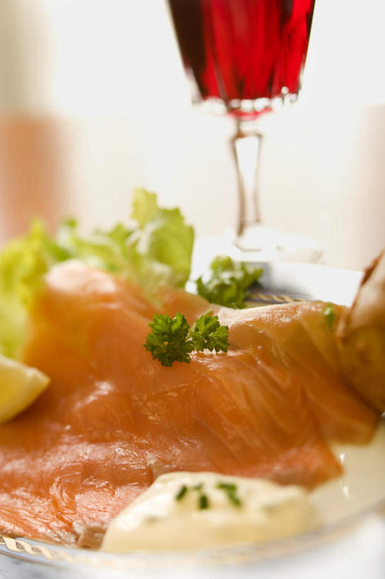 三文鱼,红酒,葡萄酒,无人,竖图,俯视,室内,特写,白天,餐桌,桌子,鲑鱼,柠檬,芹菜,蔬菜,杯子,水果,朦胧,模糊,新鲜,高脚杯,肉,生食,鱼肉,食品,果实,红酒杯,酒类,一杯,蔬果,肉类,玻璃制品,酒,食物,饮料,黄色,酒杯,红葡萄酒,有机食品,绿色食品,荷兰芹,欧芹,香芹,餐台,大马哈鱼,葡萄酒杯,肉食,法香,巴西利,洋香菜,洋芫荽,法国香菜,撒蒙鱼,萨门鱼,冰海之皇,鲑,旱芹菜,番荽,马哈鱼,麻哈鱼,大麻哈鱼,玻璃杯,益母果,柠果,彩图,高角度拍摄