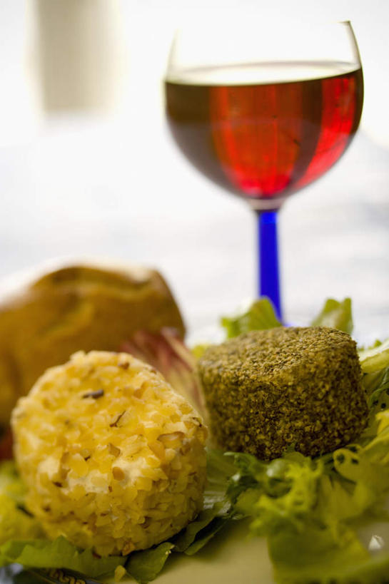 奶酪,红酒,葡萄酒,无人,竖图,俯视,室内,特写,白天,烹饪,西餐,餐桌,桌子,蔬菜,杯子,朦胧,模糊,新鲜,高脚杯,调味,香料,佐料,干酪,起司,料理,食品,红酒杯,酒类,芝士,一杯,营养,菜肴,美食,玻璃制品,酒,食物,饮料,酒杯,红葡萄酒,乳酪,西式,佳肴,有机食品,绿色食品,餐台,配料,乳制品,葡萄酒杯,发酵,山羊奶酪,作料,玻璃杯,彩图,高角度拍摄