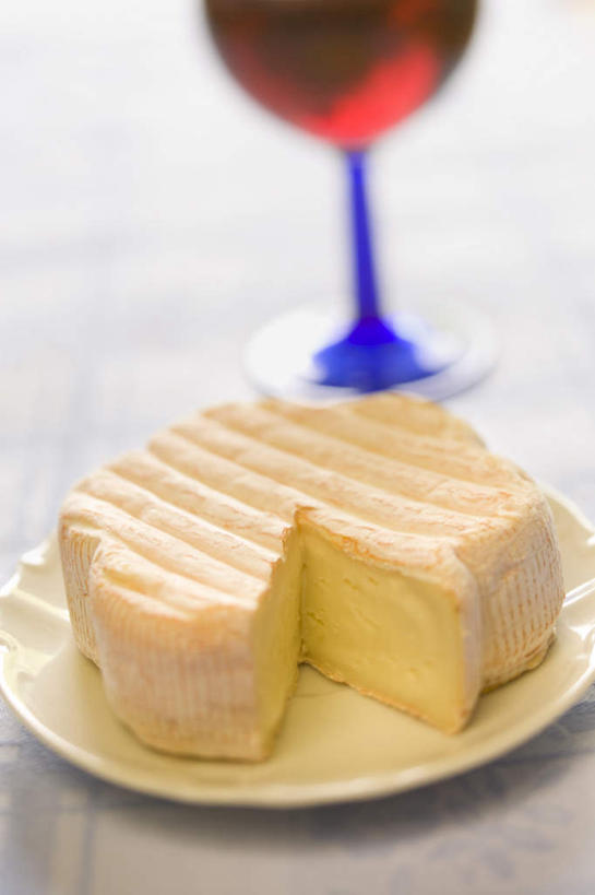 奶酪,红酒,葡萄酒,无人,竖图,俯视,室内,特写,白天,餐桌,桌子,杯子,餐具,切开,朦胧,模糊,碟子,高脚杯,盘,干酪,起司,红酒杯,酒类,芝士,一杯,营养,玻璃制品,酒,饮料,一个,白色,盘子,酒杯,碟,切,红葡萄酒,乳酪,单个,餐台,乳制品,葡萄酒杯,发酵,剖面,切面,玻璃杯,彩图,高角度拍摄