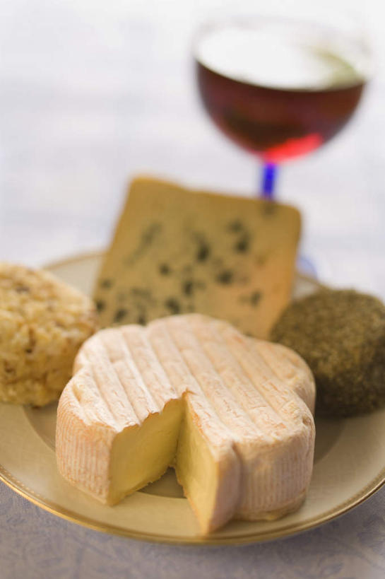 奶酪,红酒,葡萄酒,无人,竖图,俯视,室内,特写,白天,餐桌,桌子,杯子,餐具,切开,朦胧,模糊,碟子,高脚杯,盘,干酪,起司,红酒杯,酒类,芝士,一杯,营养,玻璃制品,酒,饮料,一个,白色,盘子,酒杯,碟,切,红葡萄酒,乳酪,单个,餐台,乳制品,葡萄酒杯,发酵,剖面,切面,蓝纹奶酪,山羊奶酪,斯提耳顿干酪,玻璃杯,彩图,高角度拍摄